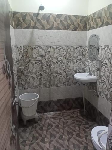 Jindal homestay-Two mints walk from golden temple - image 5