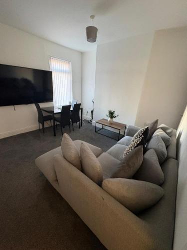 Spacious 3-Bedroom Apartment with Modern Comforts in 朗科恩酒店