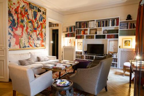 Bright And Luxurious Apt In The Heart Of Paris - image 2