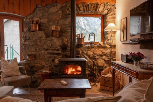 Ski Peak - Chalet Dibona, cosy log fire evenings 200m from the slopes