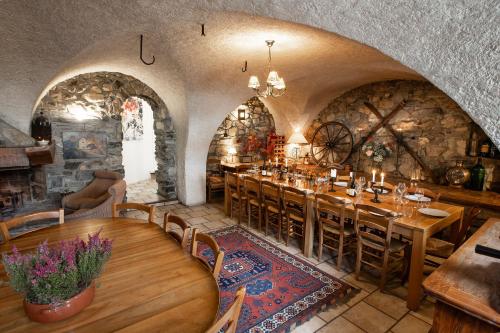 Ski Peak - Chalet Rostaing - Incredible vaulted ceiling dining room and breathtaking garden