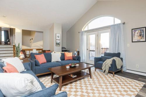 Iekārtas, Group Escape: 6BR Hot Tub, Sauna, Game Rm & Garage in College (AK)