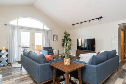 Iekārtas, Group Escape: 6BR Hot Tub, Sauna, Game Rm & Garage in College (AK)