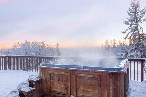 Iekārtas, Group Escape: 6BR Hot Tub, Sauna, Game Rm & Garage in College (AK)