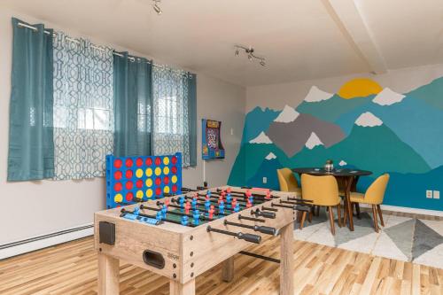 Iekārtas, Group Escape: 6BR Hot Tub, Sauna, Game Rm & Garage in College (AK)