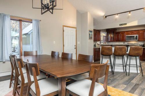 Iekārtas, Group Escape: 6BR Hot Tub, Sauna, Game Rm & Garage in College (AK)