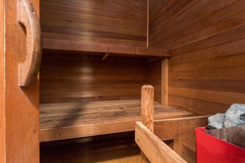 Iekārtas, Group Escape: 6BR Hot Tub, Sauna, Game Rm & Garage in College (AK)