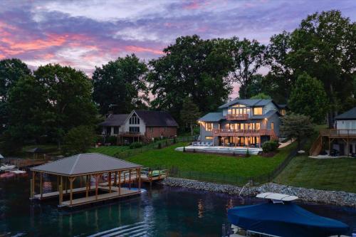 Elysian Shores w/Heated Pool & Optional Boat Rental in Mooresville, USA