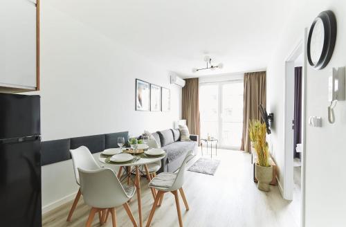 Pileckiego Apartment III by JumpInHere in Чоснув