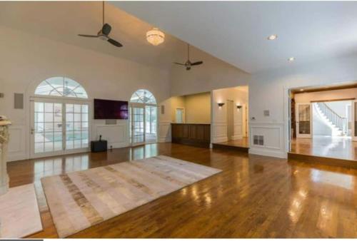 5 Bedrooms Indoor Pool Huge Yard in Glassboro (NJ)