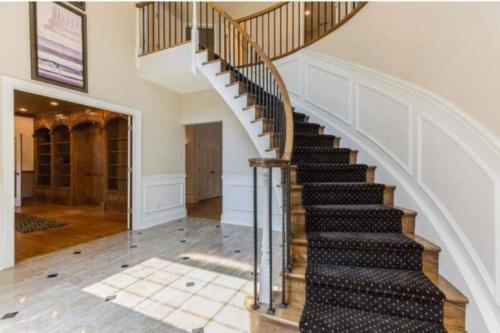 5 Bedrooms Indoor Pool Huge Yard in Glassboro (NJ)