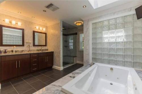 5 Bedrooms Indoor Pool Huge Yard in Glassboro (NJ)