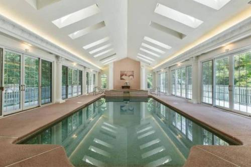 5 Bedrooms Indoor Pool Huge Yard in Glassboro (NJ)