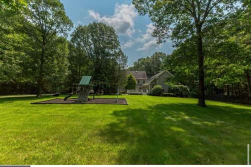 5 Bedrooms Indoor Pool Huge Yard in Glassboro (NJ)