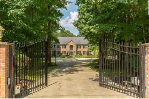 5 Bedrooms Indoor Pool Huge Yard in Glassboro (NJ)