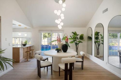Sunlit Oasis with Heated Pool and Jacuzzi 20 minutes to Disneyland in Placentia (Kalifornia)