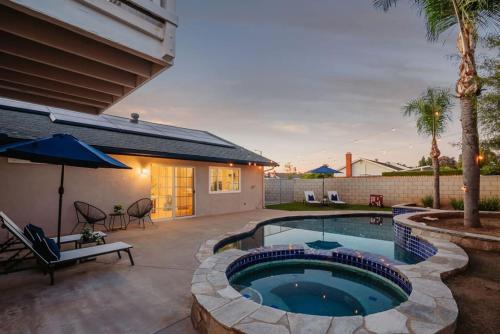 Sunlit Oasis with Heated Pool and Jacuzzi 20 minutes to Disneyland in Placentia (Kalifornia)