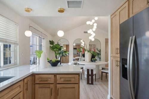 Sunlit Oasis with Heated Pool and Jacuzzi 20 minutes to Disneyland in Placentia (Kalifornia)