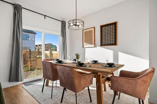 Luxe Retreat with Gym, Ping Pong, King Bed, Near WEM – khách sạn tại Southeast Edmonton