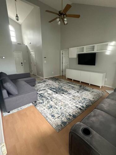 Near Charlotte House (Seasonal Pool) in 康科德