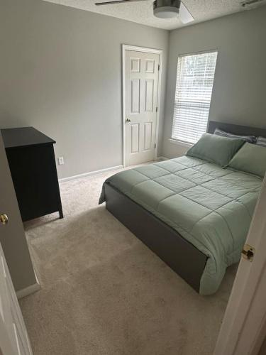 Near Charlotte House (Seasonal Pool) in 康科德