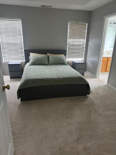 Near Charlotte House (Seasonal Pool) in 康科德