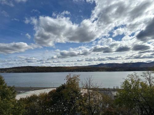 Hudson Valley Top Getaway with a River View – khách sạn tại Newburgh