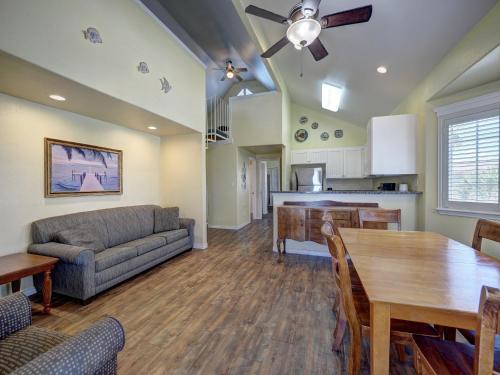 Seashell Village Resort near the beach with kitchens in Port Aransas (TX)