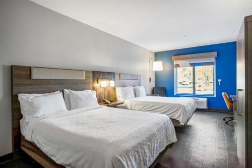 2 queen beds, 1 sofa bed