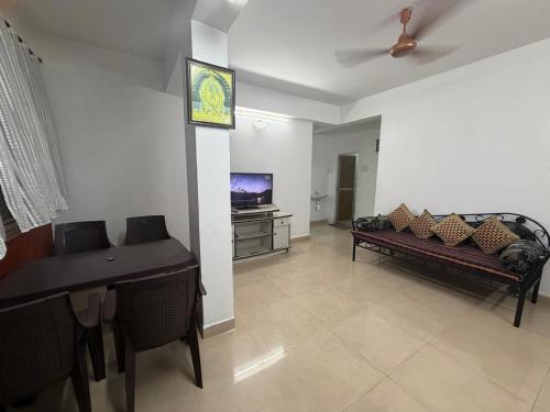 Shared lounge/TV area, ShivSangit 2bhk Flat Homestay in Ponda