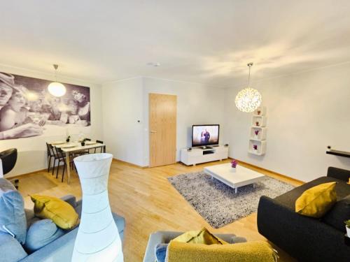 Modern City 1BR w balcony&private parking – khách sạn tại Zens