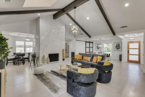 Modern and Spacious Dallas Getaway w Private POOL in Dallas, USA