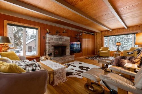 Glacier Snow Fox Lodge - Inside Glacier Park in 西冰河(蒙大拿州）