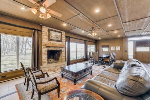 Spacious Ranch Style Home w Cinema Room in Weston (TX)