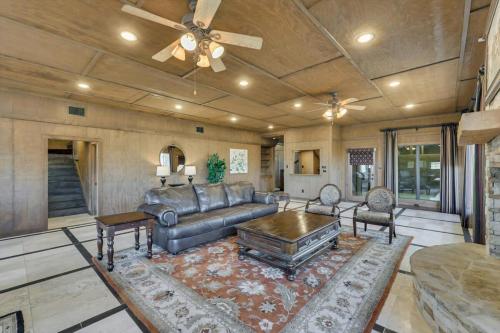 Spacious Ranch Style Home w Cinema Room in Weston (TX)
