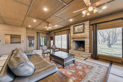 Spacious Ranch Style Home w Cinema Room in Weston (TX)