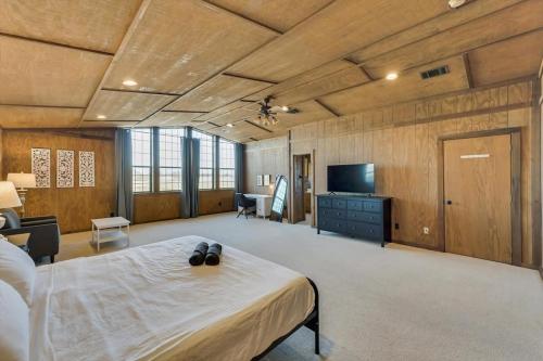 Spacious Ranch Style Home w Cinema Room in Weston (TX)