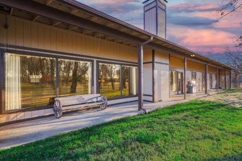 Spacious Ranch Style Home w Cinema Room in Weston (TX)