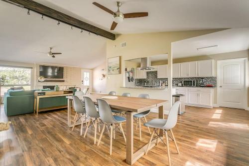 Northwest Dallas Luxury Retreat for Big Groups in Dallas, USA