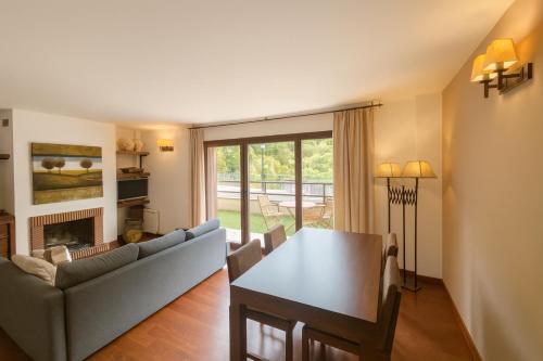 Apartamento Vall Fosca con espectaculares vistas y jardín privado (Apartamento Vall Fosca con espectaculares vistas y jardin privado) in Torre de Capdella