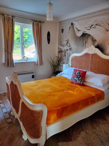 Ideal for country holidays and trips to London's tourist attractions - image 4