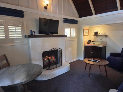 Lamp Lighter Inn and Sunset Suites – Carmel, CA