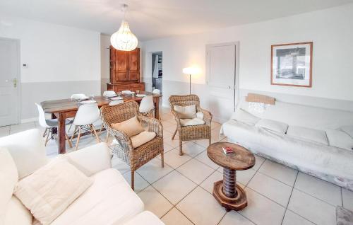 3 Bedroom Cozy Apartment In Carnac - image 2