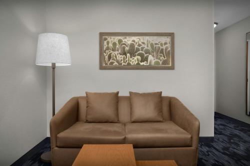 Fairfield Inn and Suites Phoenix Chandler Fashion Center - image 12