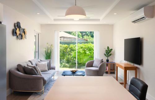 Modern 2BR Beachside Haven Ground Floor and Pool in Little Battaleys