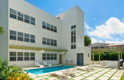 Walk to Mullins Beach Ground Floor Pool Fast WiFi in Little Battaleys