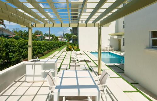 Walk to Mullins Beach Ground Floor Pool Fast WiFi in Little Battaleys