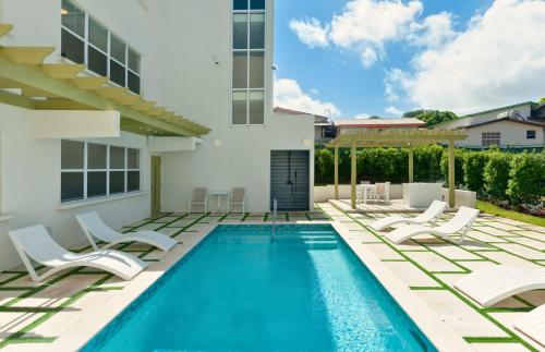 Walk to Mullins Beach Ground Floor Pool Fast WiFi in Little Battaleys