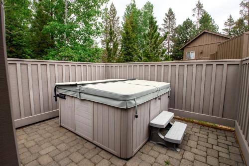 Tokatee Large Home with Hot Tub & Ping Pong - image 4