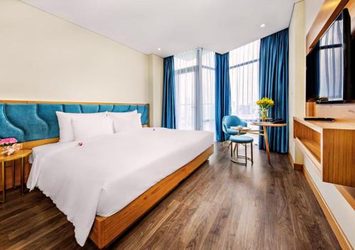 Double room, deluxe, city view, balcony